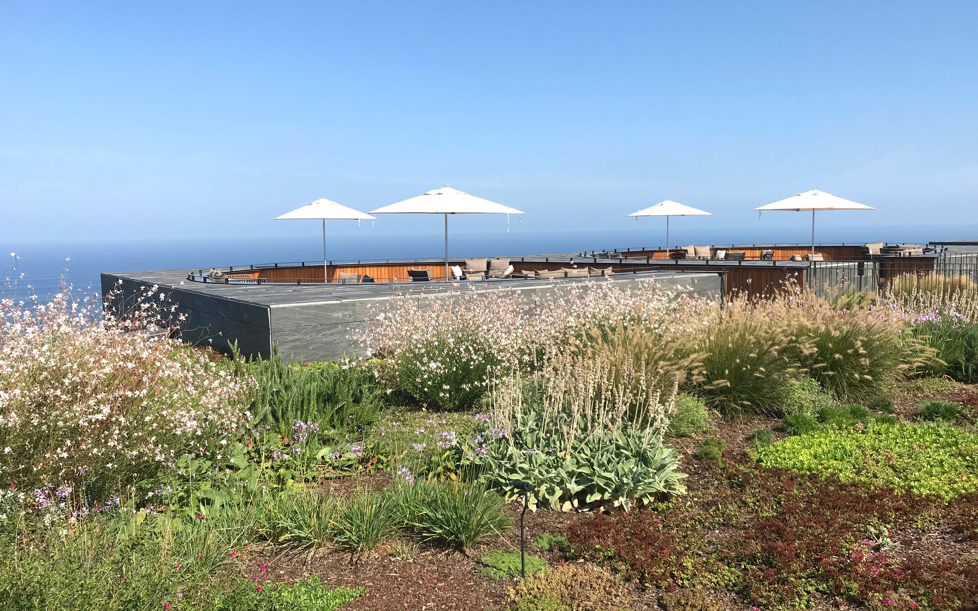 Cubierta jardín con la vista al mar