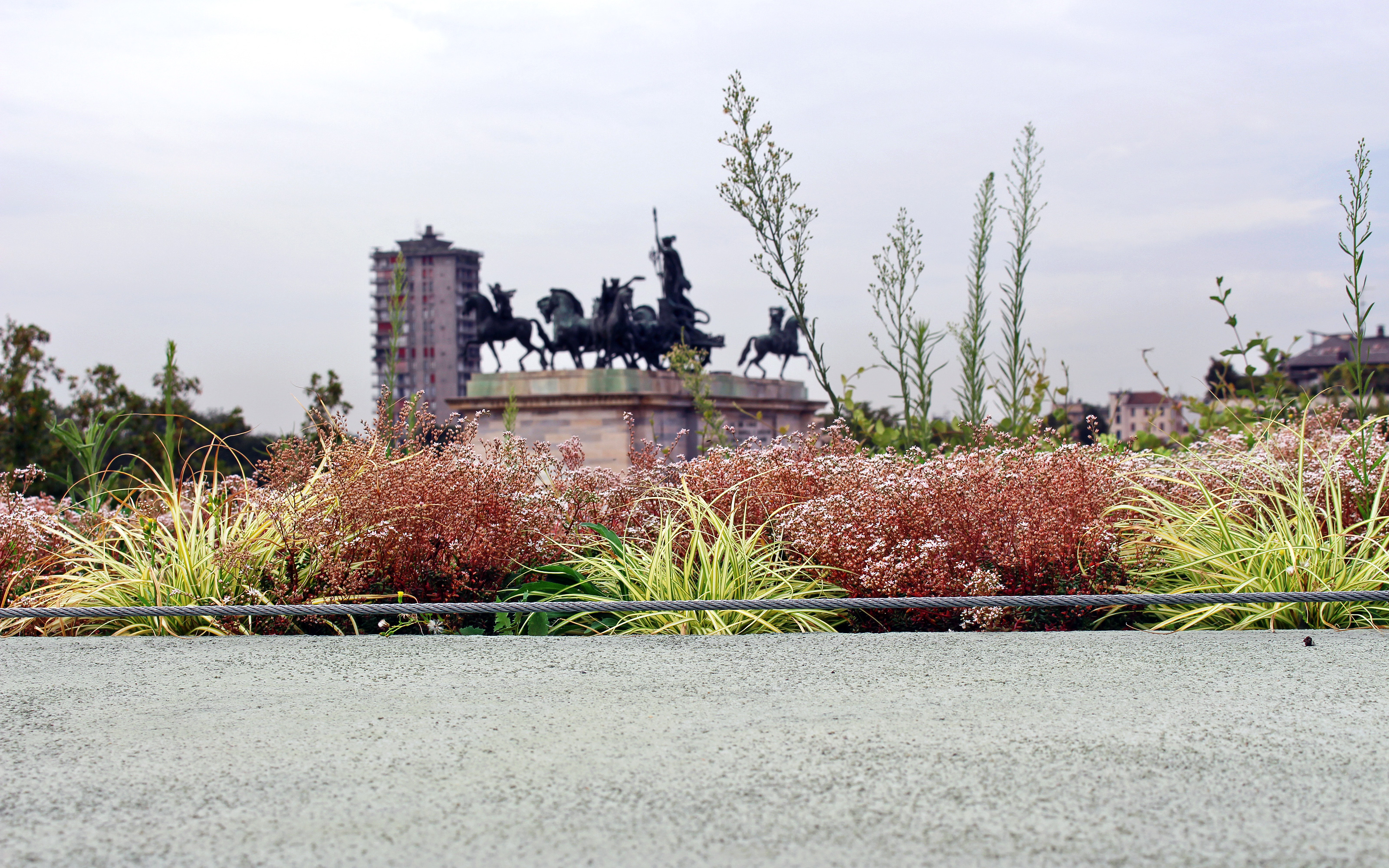 Vista del "Arco della Pace" desde una cubierta verde