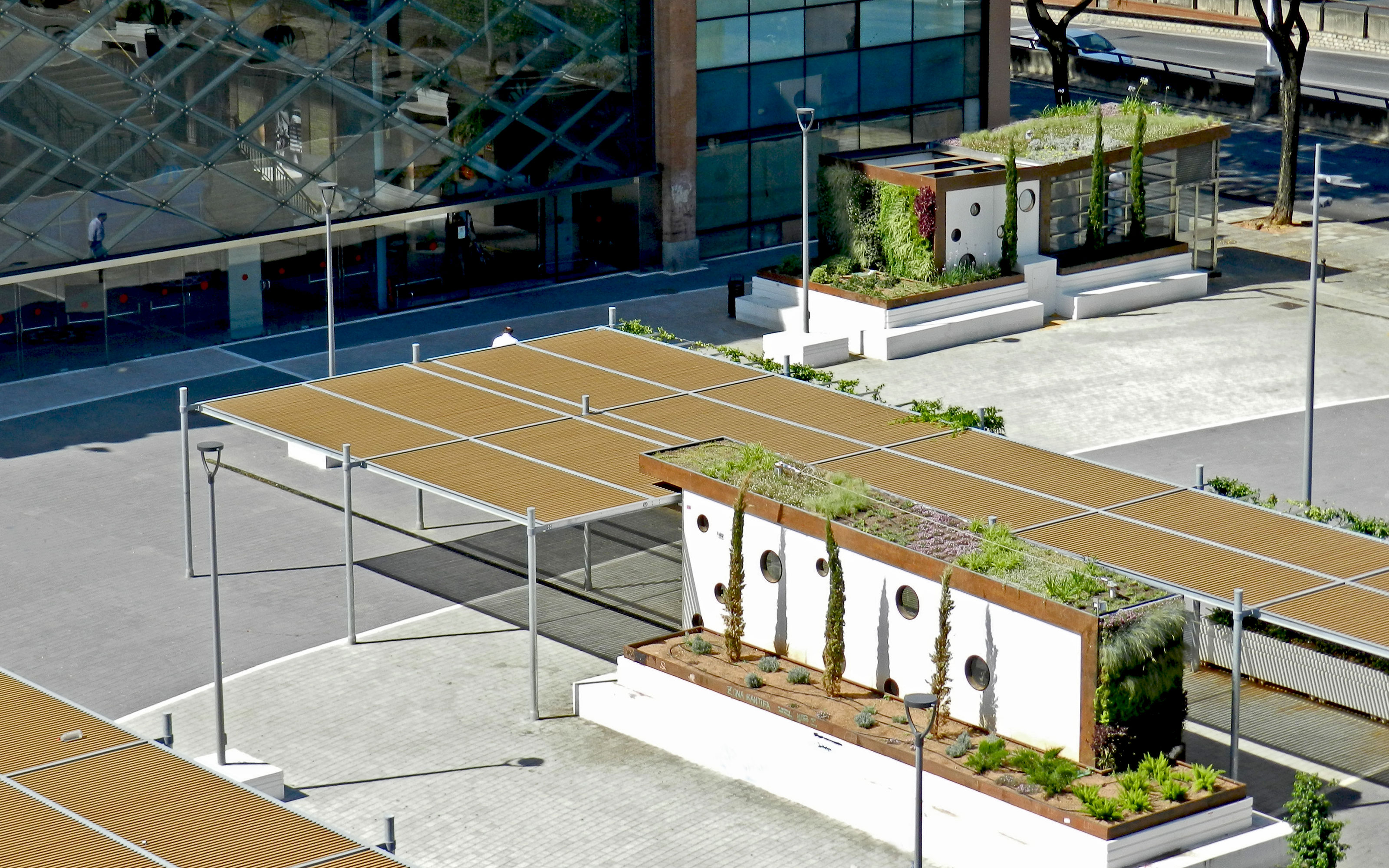 Plaza con dos pequeños edificios ajardinados