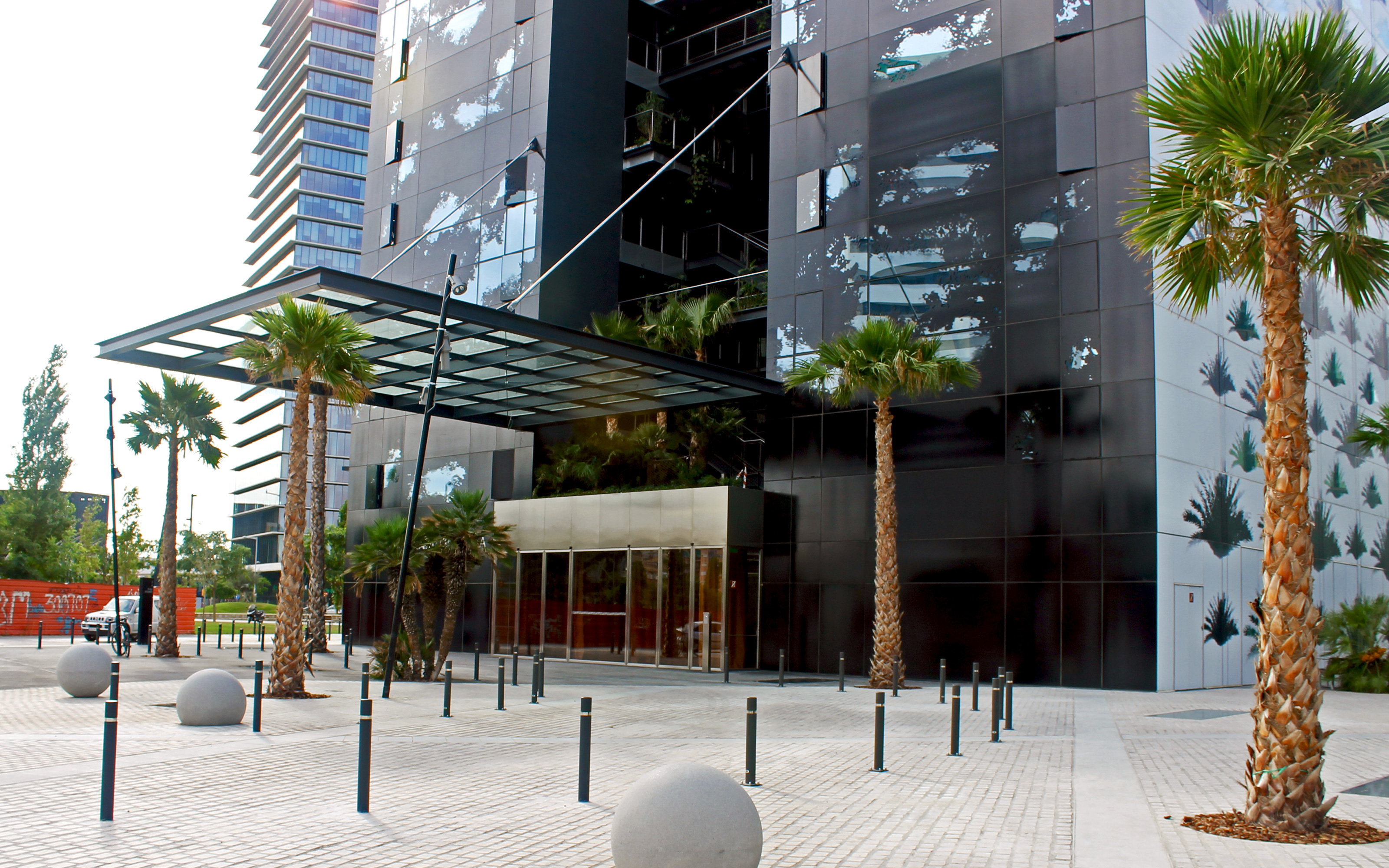 Palmeras enfrente de un edificio alto