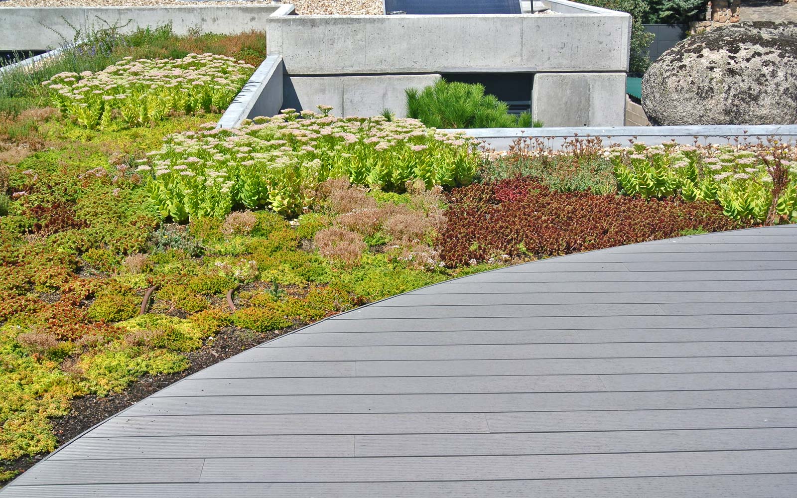Cubierta ajardinada y pavimentos de madera