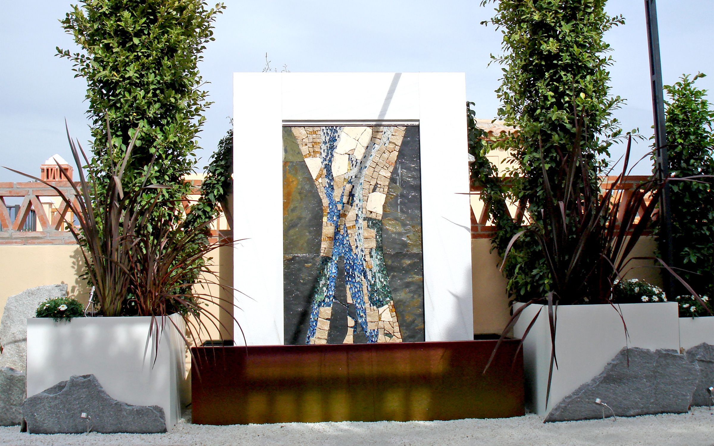 Fuente y macetas en la terraza jardín
