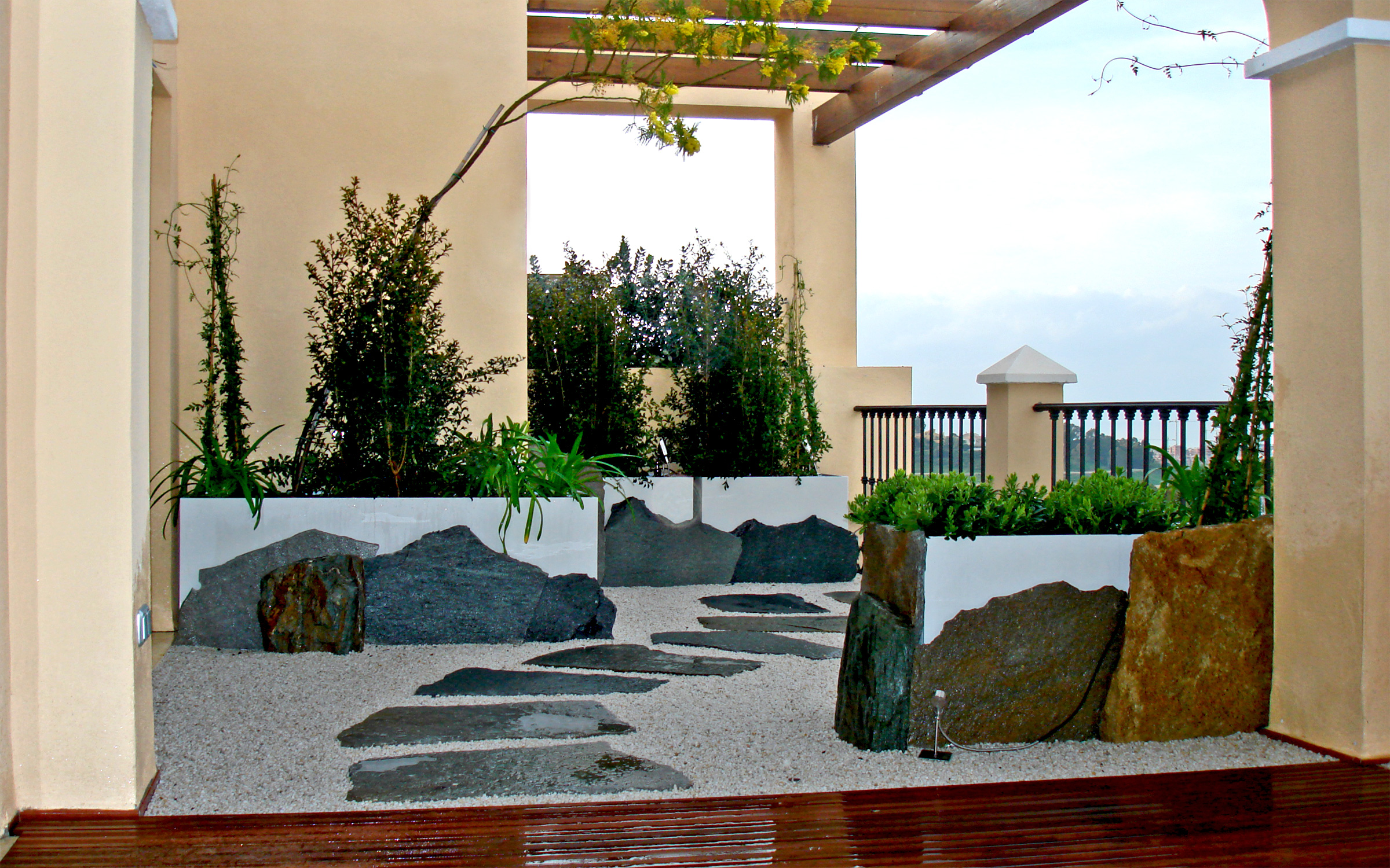 Terraza con pavimentos de madera, de granito y de cuarzo