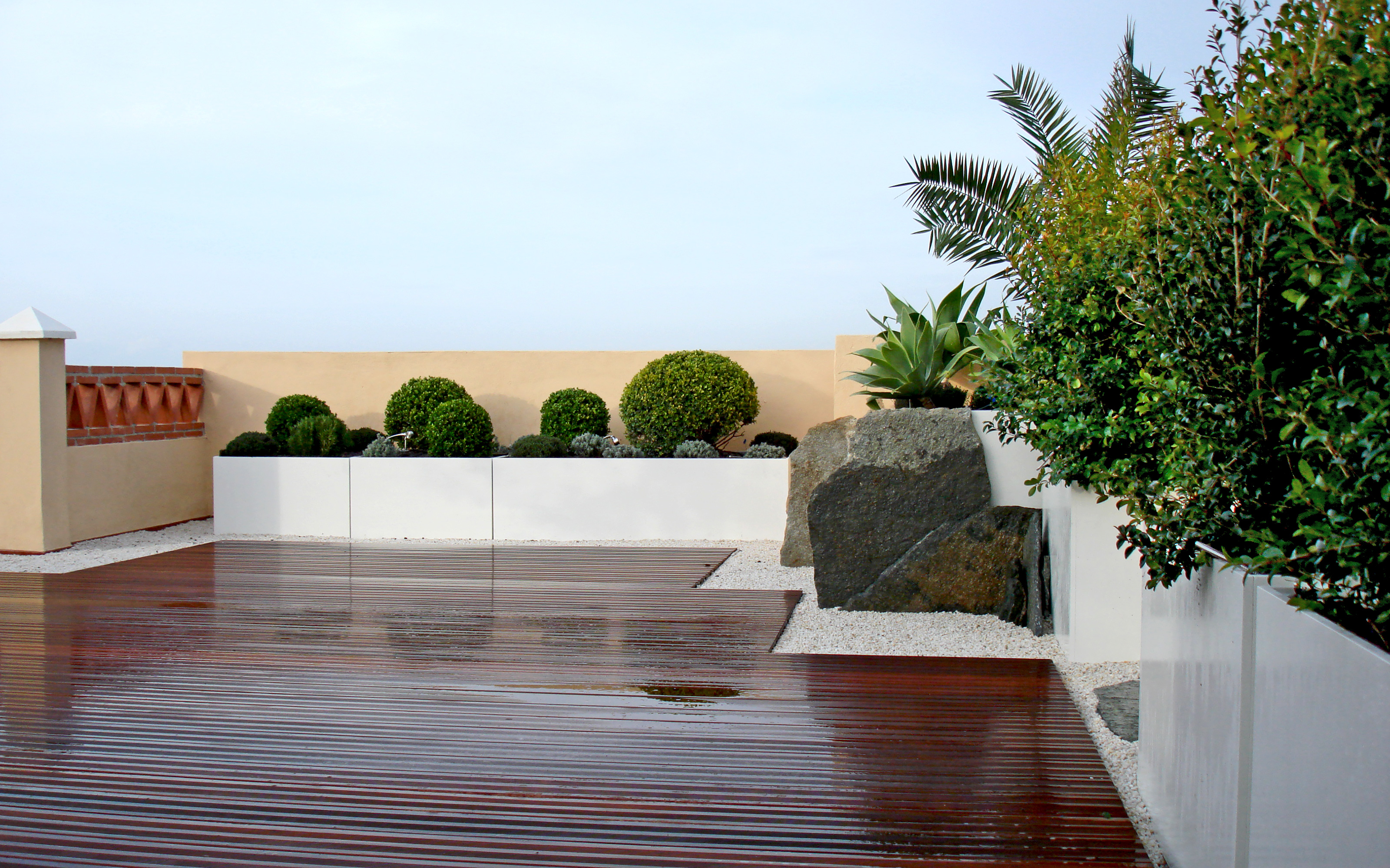 Terraza jardín con pavimentos de madera