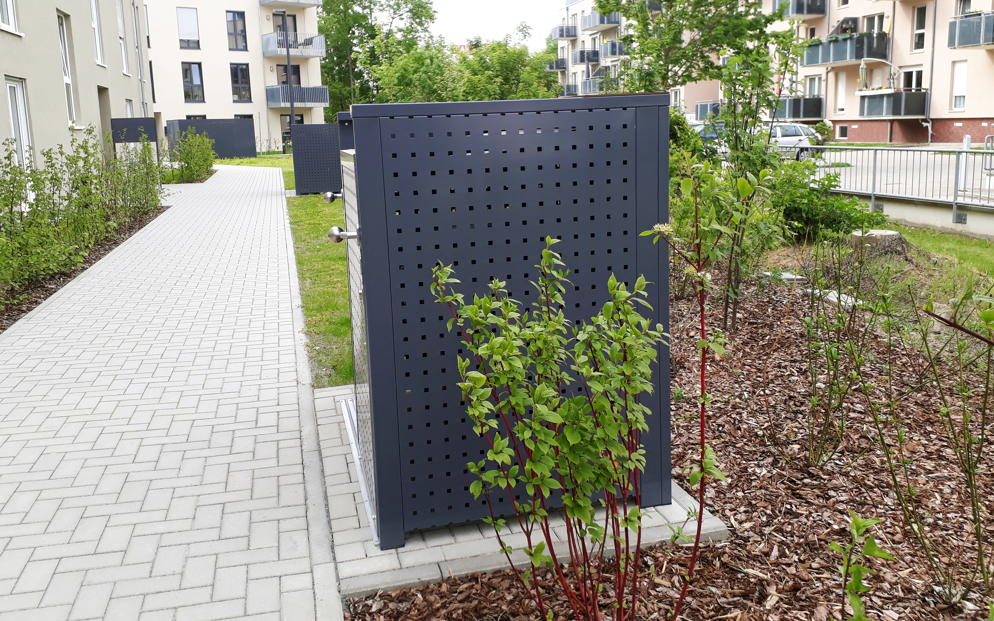 Patio con arbustos y pavimento