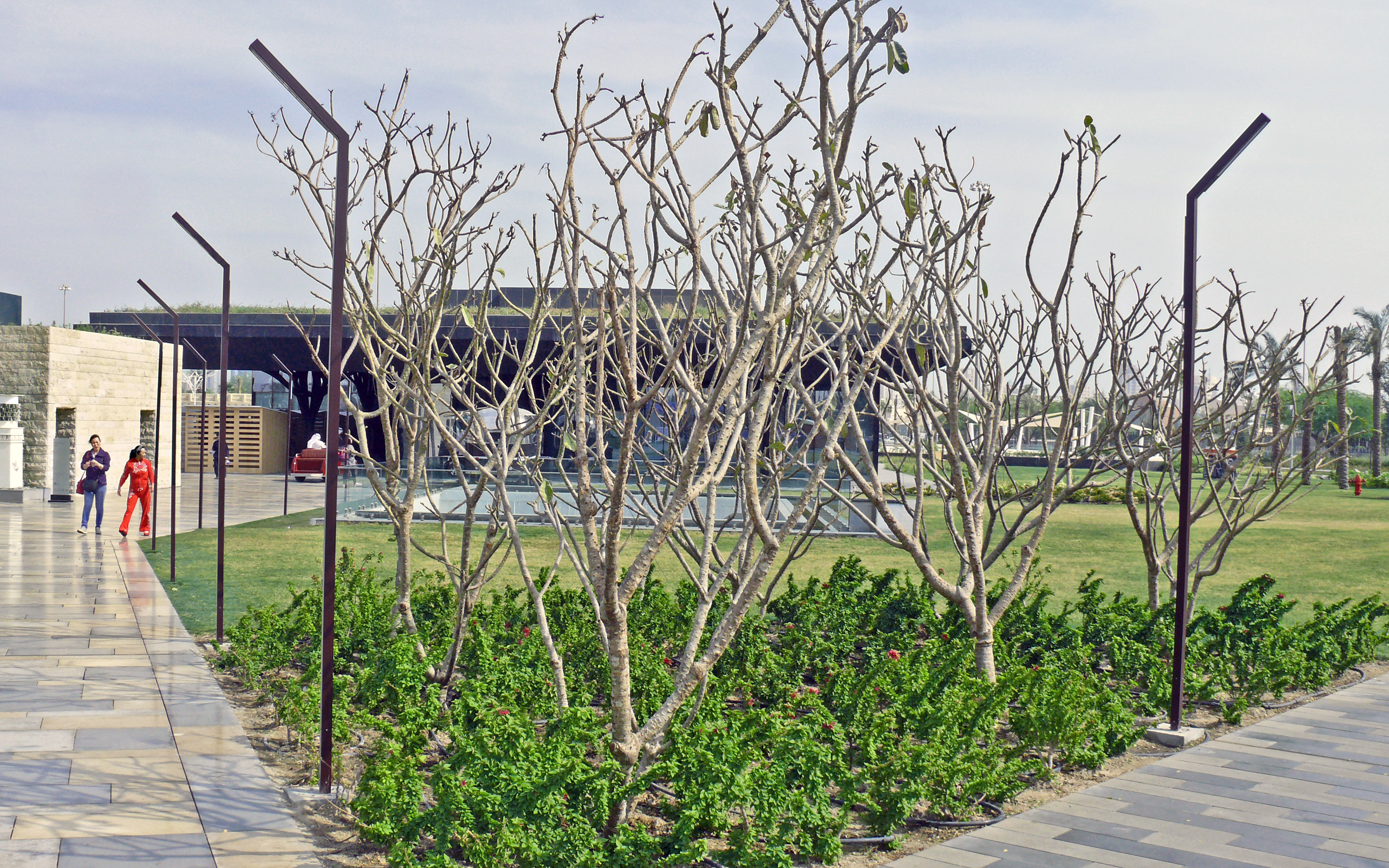 Parque con canteros y pavimentos de piedra natural