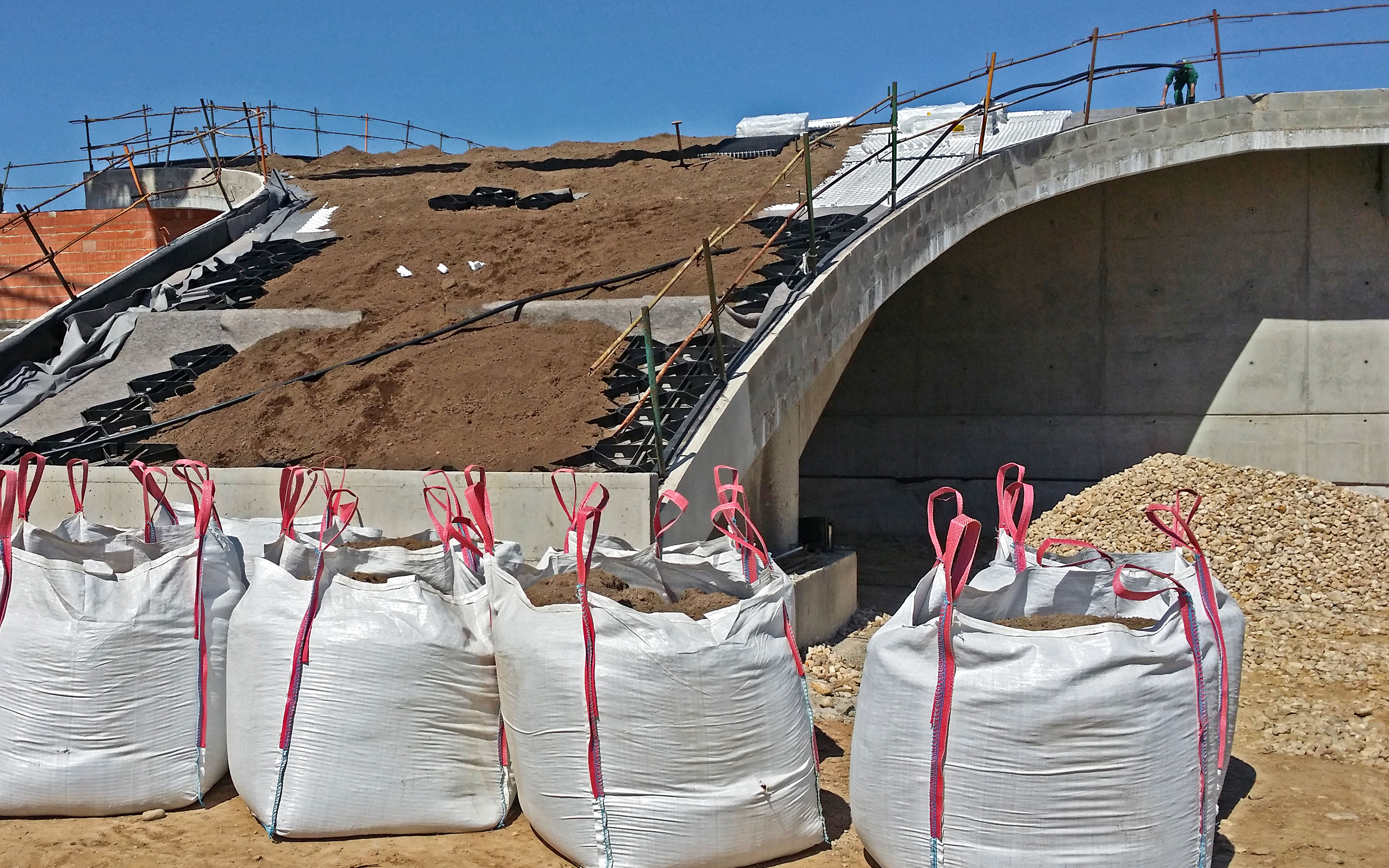 Los elementos Floraset® FS 75 y Georaster® se instalaron sobre la cubierta abovedada