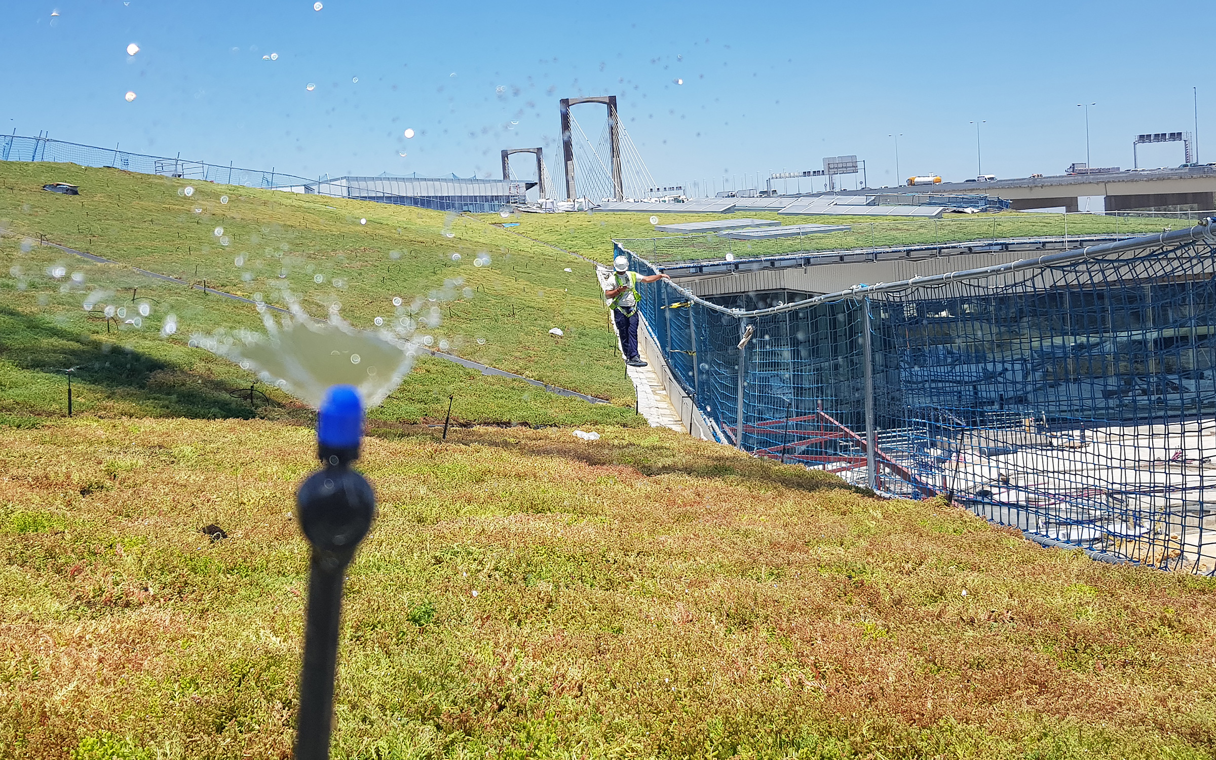 Sistema de riego sobre una cubierta verde