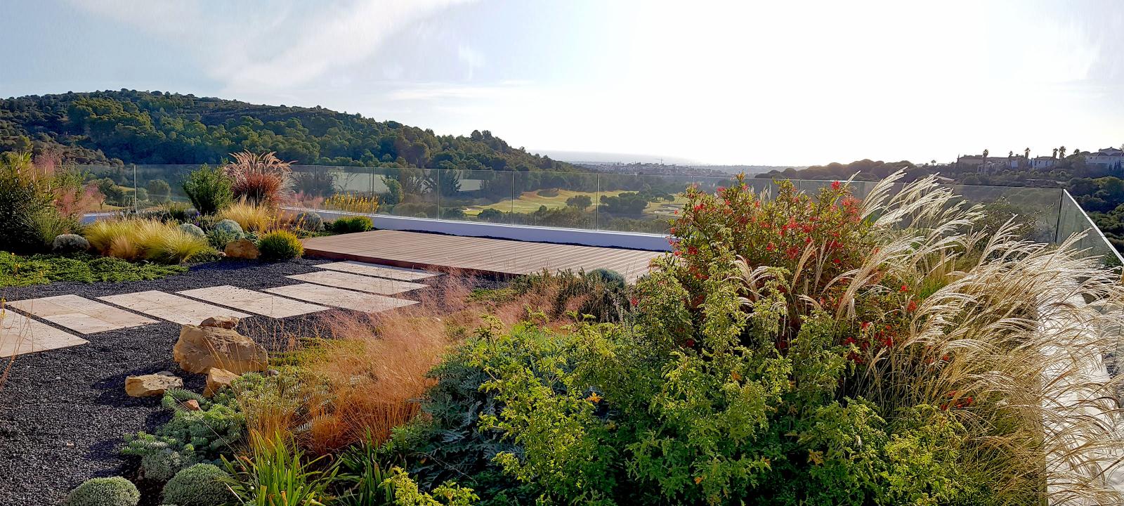 Cubierta jardín con flores, hierbas ornamentales y piedras