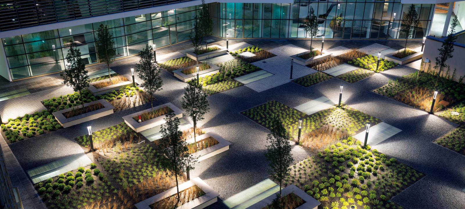 Patio verde iluminado