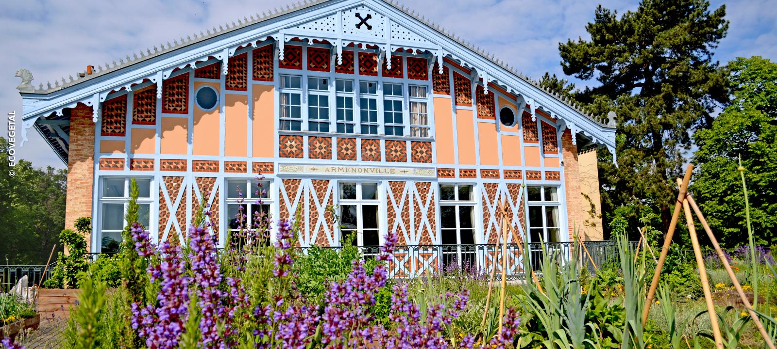 Edificio histórico con huerta