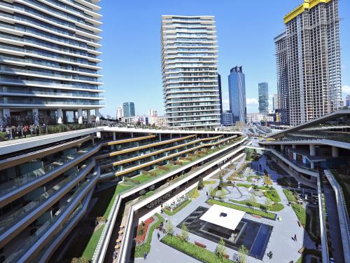 Grandes techos verdes con césped, arbustos y árboles pequeños