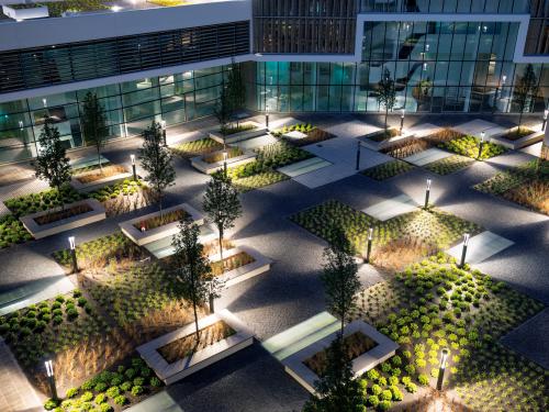 Patio verde iluminado