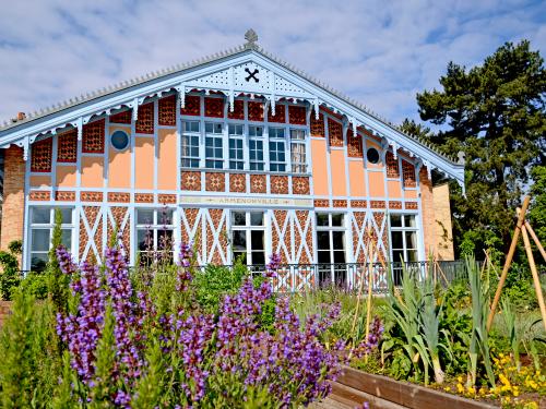 Edificio histórico con huerta