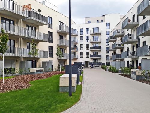 Patio de edificios residenciales con césped, árboles y pavimento