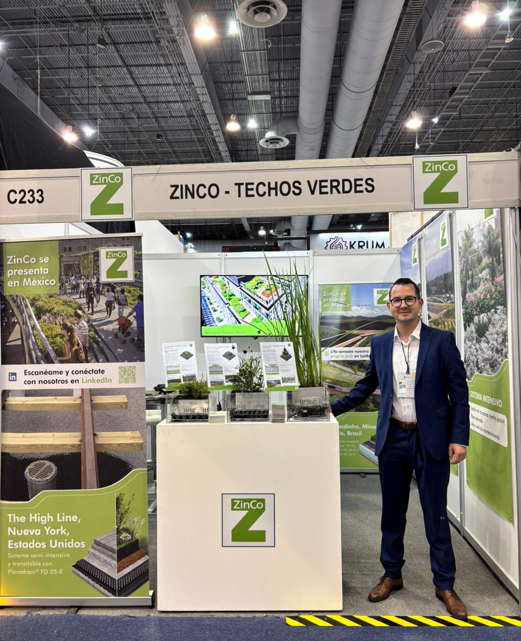 Persona en el stand de exposición