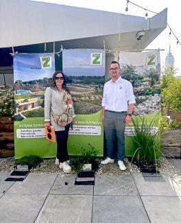 Personas delante de carteles