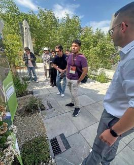 La gente mira las estructuras del sistema