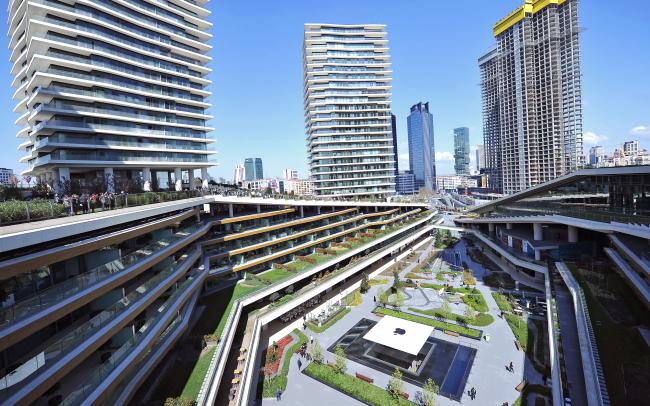 Grandes techos verdes con césped, arbustos y árboles pequeños