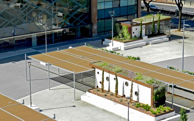Plaza con dos pequeños edificios ajardinados