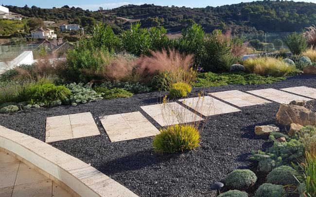 Cubierta ajardinada extensiva con pavimentos de piedra natural