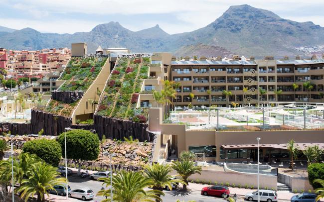 Cubierta inclinada ajardinada de un complejo hotelero
