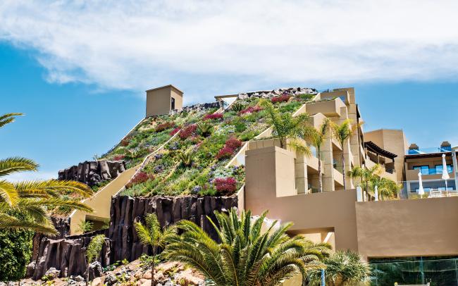 Cubierta inclinada ajardinada de un hotel