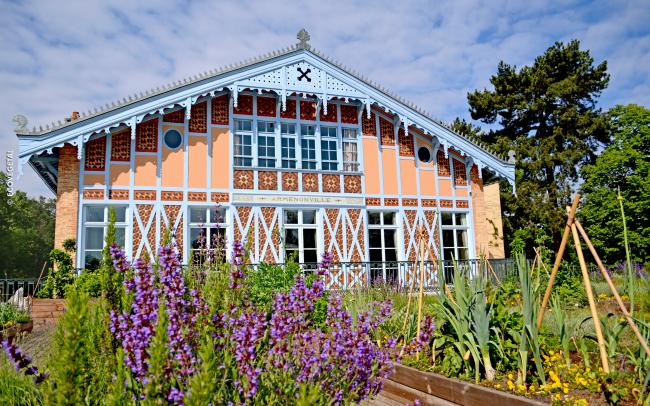 Edificio histórico con huerta