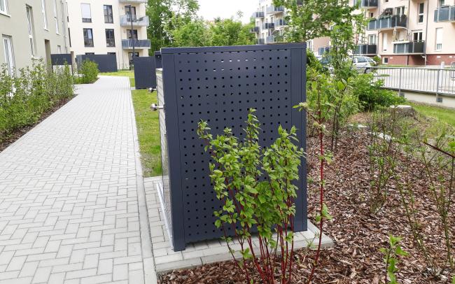 Patio con arbustos y pavimento